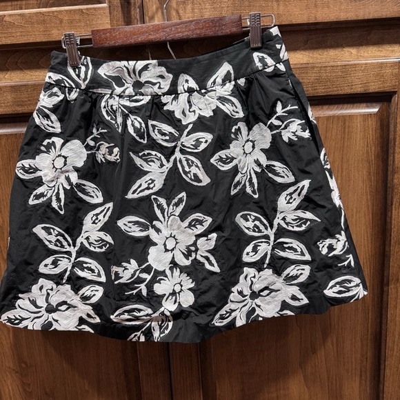 Banana Republic Black Floral Embroidered A-Line Skirt - Jacquard| Size 4‎ - Picture 2 of 6